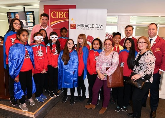 Des employés de la Banque CIBC et leurs enfants, rassemblés pour la Journée du miracle CIBC