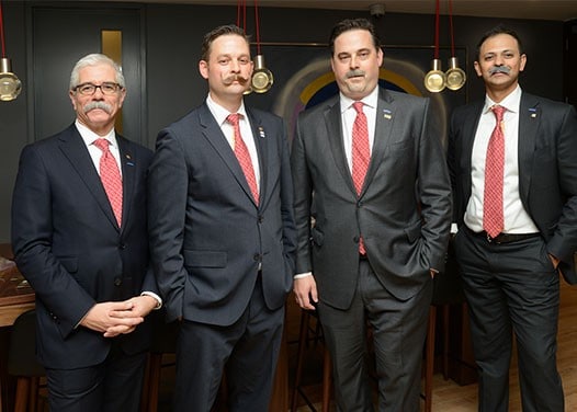 Quatre hommes qui ont fait pousser leur moustache pour appuyer l’événement Movember.