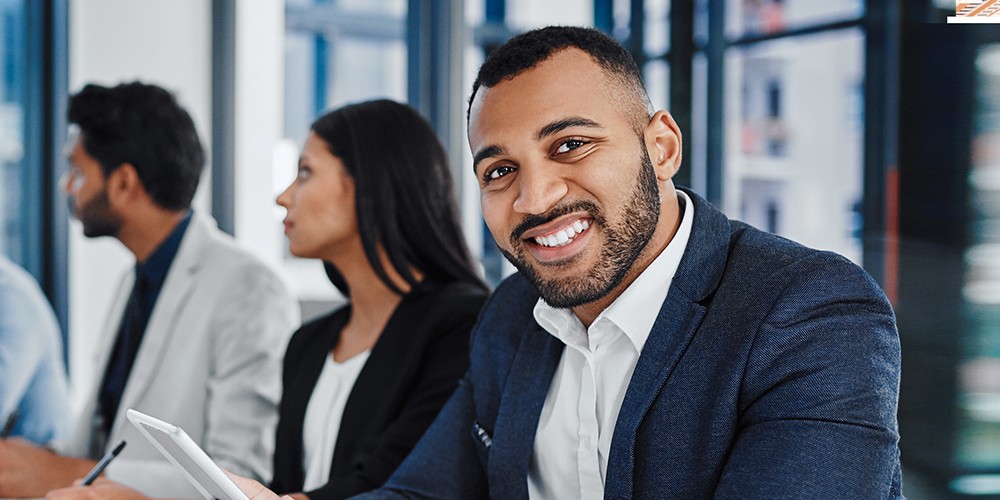 Un homme d’affaires souriant.