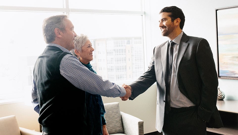 Un conseiller CIBC accueille un couple dans son bureau