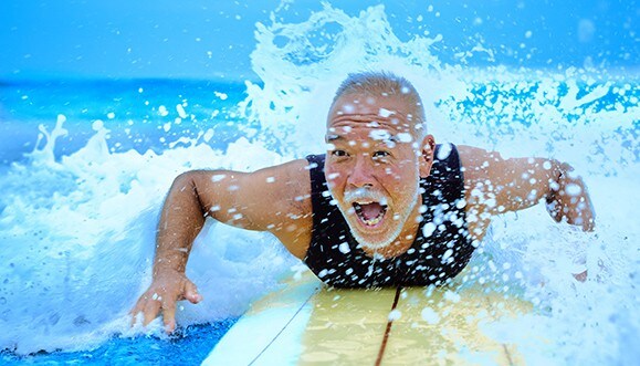 Un heureux retraité fait du surf
