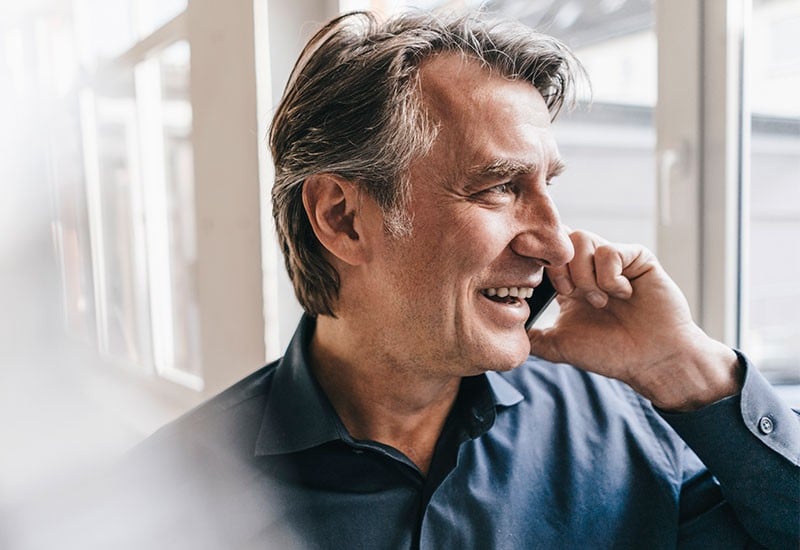 Un homme qui parle au téléphone