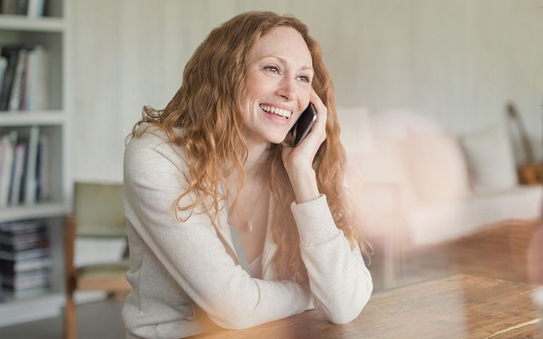 Une femme qui parle au téléphone