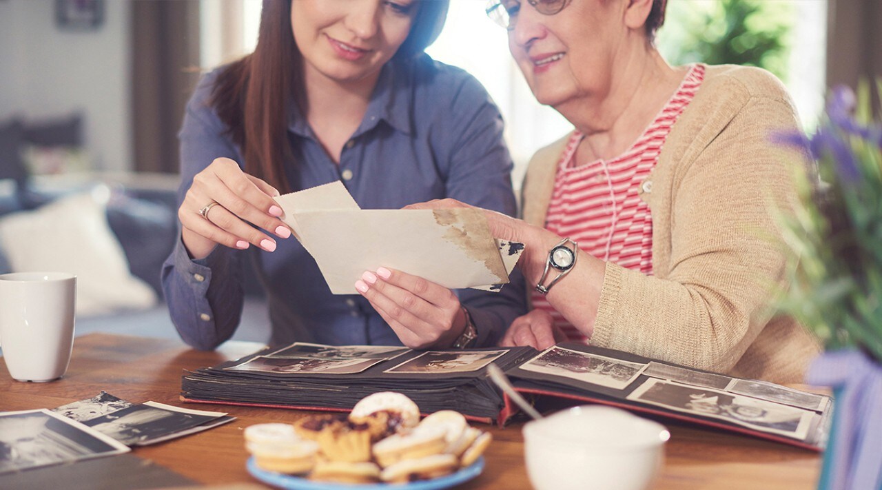 Une grand-mère et sa petite-fille regardent un album photo