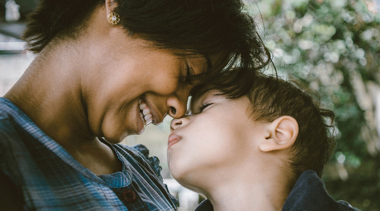 Une mère enlace son enfant