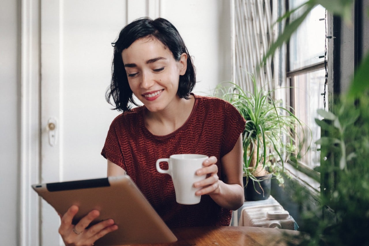 Une femme commande des espèces étrangères en ligne depuis son domicile