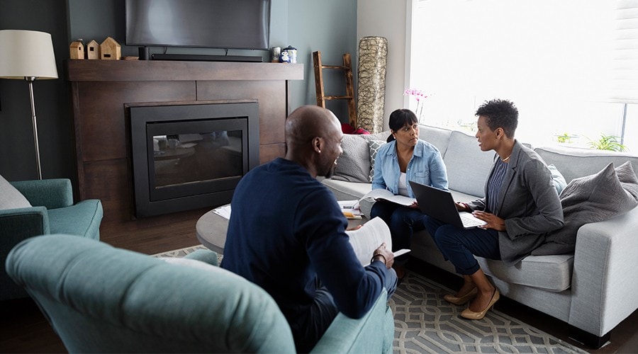 Un couple rencontre un conseiller hypothécaire à son domicile