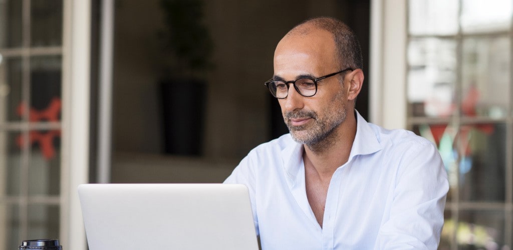 Un homme travaille sur un ordinateur portable