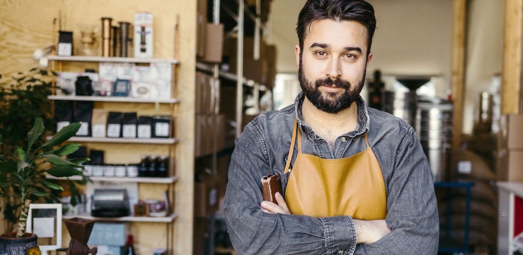 Un homme se tient debout devant son atelier