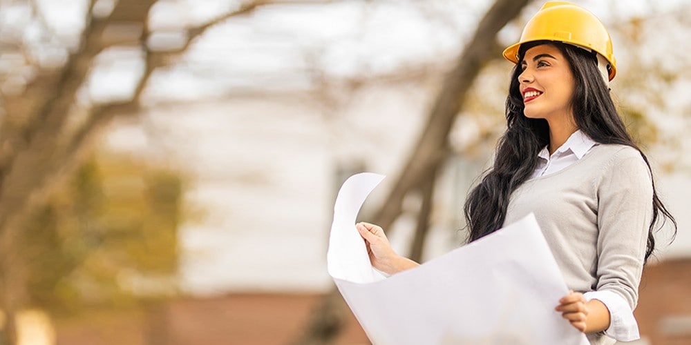 Une femme et ses collègues sourient