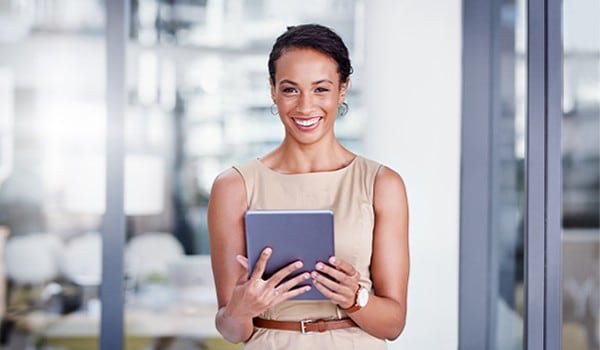 Femme souriante avec une tablette