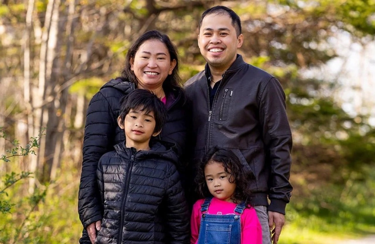 Lancer la vidéo : La famille de Lore se réunit au Canada. Une boîte de dialogue s'affichera.