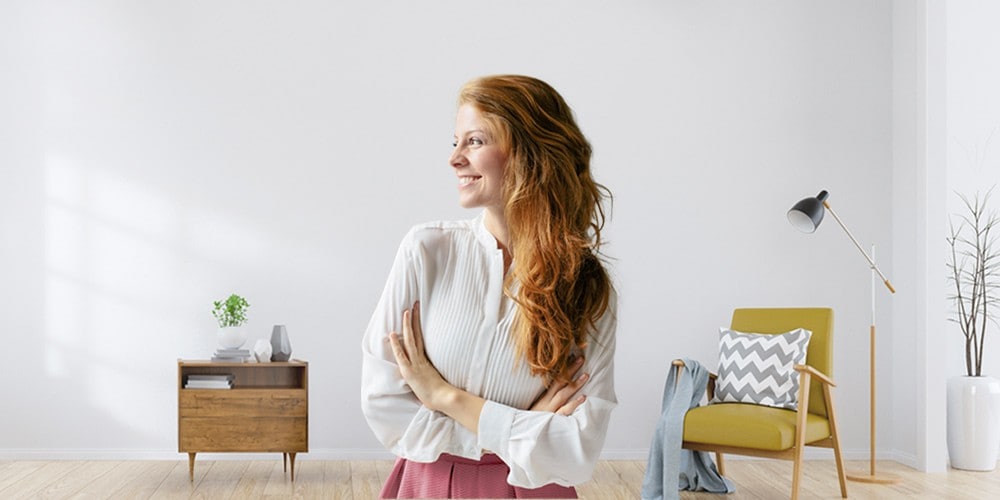 Une femme sourit avec confiance