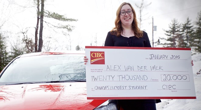 Photo d’Alex van de Valk tenant un chèque de vingt mille dollars