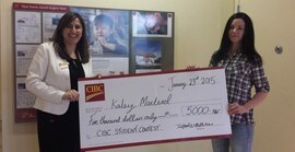 Photo de Kaley MacLeod tenant un chèque de cinq mille dollars
