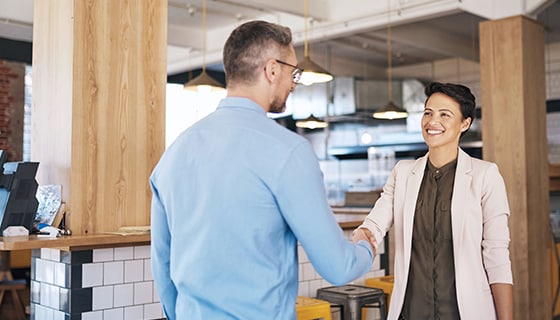  Un client rencontre son conseiller.