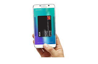 Photo d’une main tenant un téléphone Samsung avec la fonction de numérisation d’empreinte digitale à l’écran