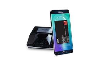 Photo d'un téléphone Samsung qui passe au-dessus d'un lecteur de carte