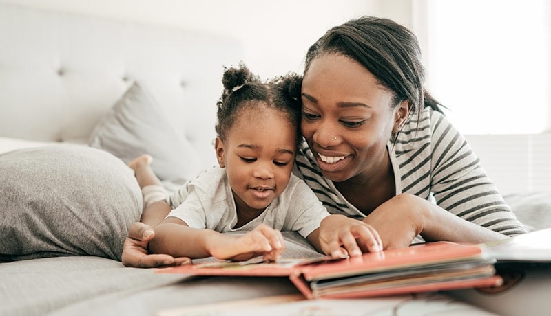 Une mère et sa fille lisent un livre