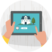 Une personne tient une tablette avec une photo d'une maison et une notification d'alarme qui indique "Renouveler".