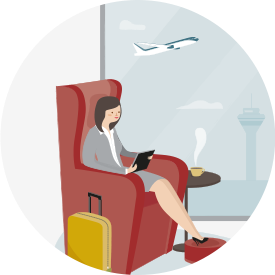 Une femme dans un salon aéroportuaire avec un appareil mobile