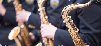 Un groupe de musiciens jouent du saxophone