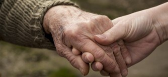 Deux personnes se tiennent la main