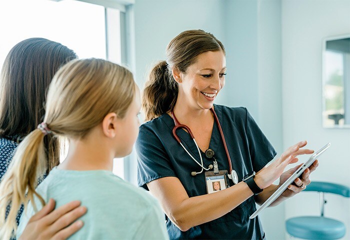 Un médecin avec des patients