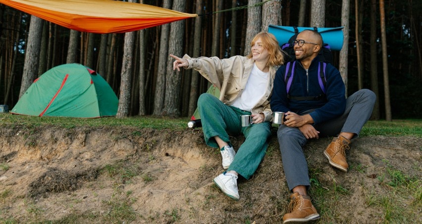 Revolving animation of CIBC Debit Card and Skip Gift Card surrounded by holiday lights.