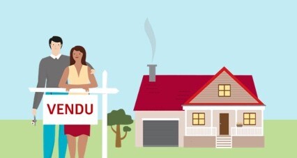 Un couple debout devant leur nouvelle maison