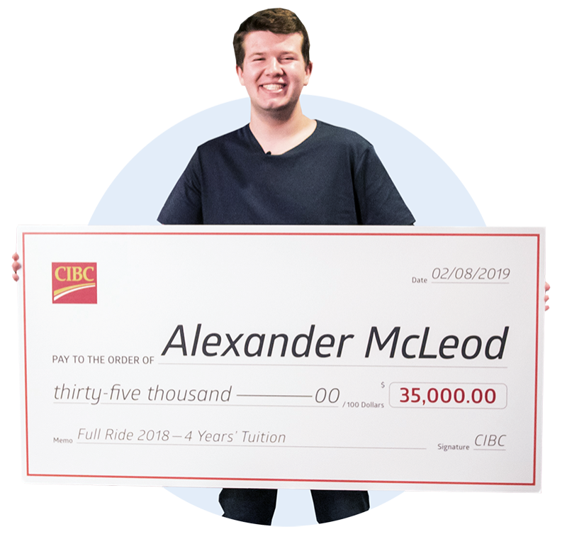 Alexander McLeod, gagnant du concours 2018, tient un chèque géant d’une valeur de 35 000 $ émis par la Banque CIBC.